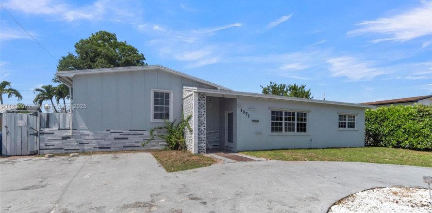 House in Miami Gardens, Florida 3 bedrooms, 164.9 sq.m. № 1696494
