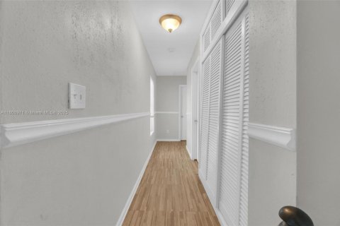 House in Miami Gardens, Florida 3 bedrooms, 164.9 sq.m. № 1696494 - photo 18