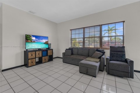 House in Miami Gardens, Florida 3 bedrooms, 164.9 sq.m. № 1696494 - photo 9