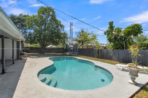 House in Miami Gardens, Florida 3 bedrooms, 164.9 sq.m. № 1696494 - photo 28
