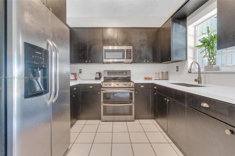 House in Miami Gardens, Florida 3 bedrooms, 164.9 sq.m. № 1696494 - photo 7