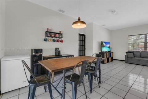 House in Miami Gardens, Florida 3 bedrooms, 164.9 sq.m. № 1696494 - photo 4