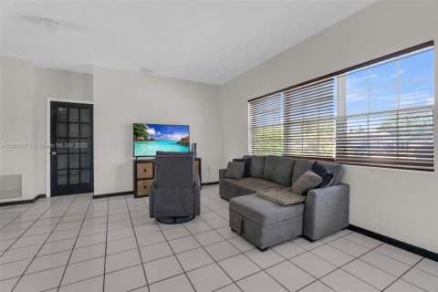House in Miami Gardens, Florida 3 bedrooms, 164.9 sq.m. № 1696494 - photo 8