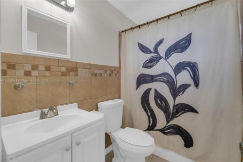 House in Miami Gardens, Florida 3 bedrooms, 164.9 sq.m. № 1696494 - photo 19