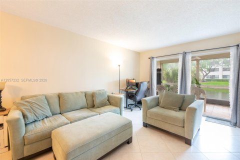 Copropriété à vendre à Tamarac, Floride: 2 chambres, 106.09 m2 № 2168704 - photo 12