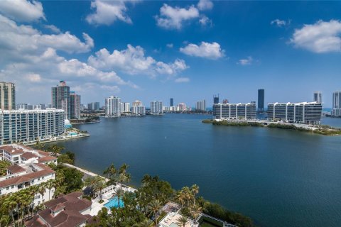 House in Aventura, Florida 3 bedrooms, 285.12 sq.m. № 1684246 - photo 1