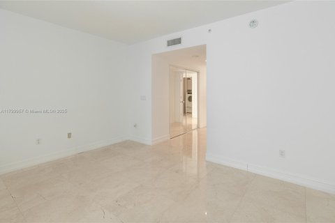 House in Aventura, Florida 3 bedrooms, 285.12 sq.m. № 1684246 - photo 13