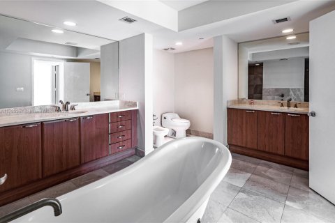 House in Aventura, Florida 3 bedrooms, 285.12 sq.m. № 1684246 - photo 8