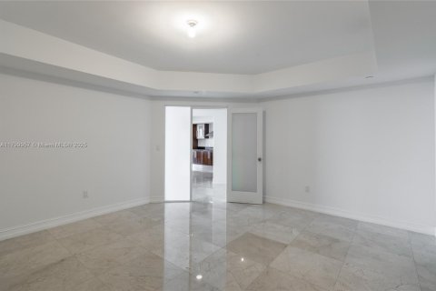 House in Aventura, Florida 3 bedrooms, 285.12 sq.m. № 1684246 - photo 12
