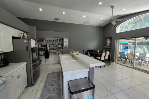 House in Lake Worth, Florida 3 bedrooms, 171.78 sq.m. № 2247920 - photo 2