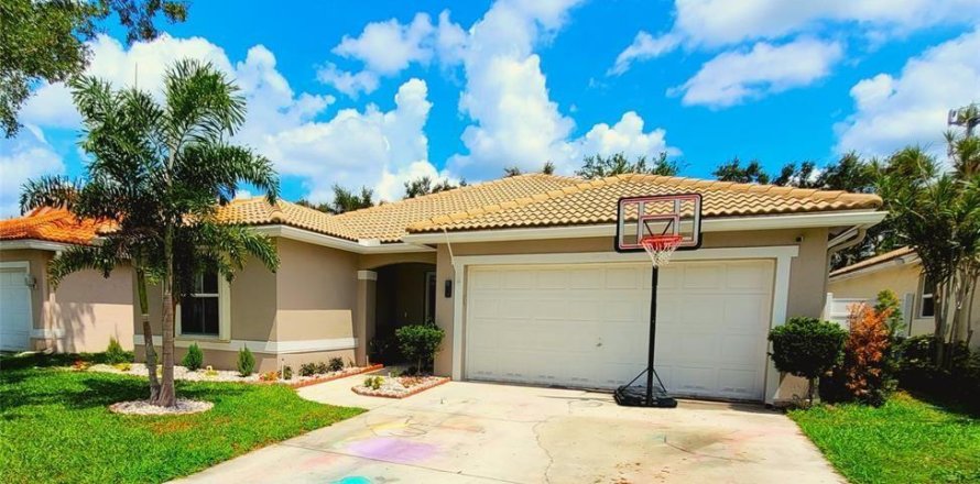 House in Lake Worth, Florida 3 bedrooms, 171.78 sq.m. № 2247920