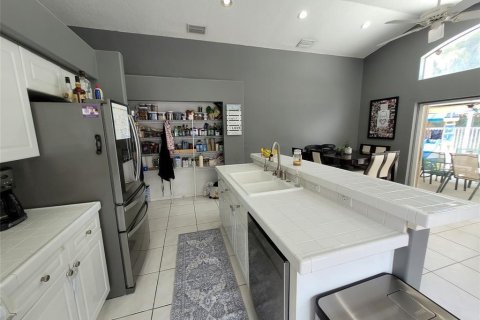 House in Lake Worth, Florida 3 bedrooms, 171.78 sq.m. № 2247920 - photo 6