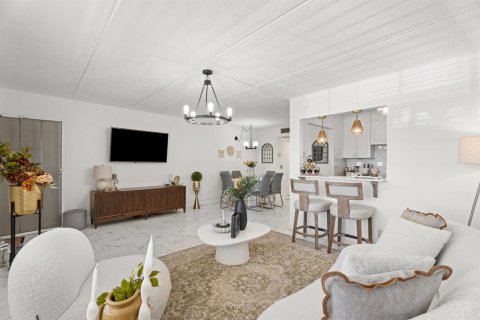 Condo in Palm Springs, Florida, 1 bedroom  № 2177497