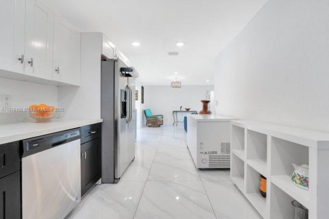 Купить виллу или дом в Холливуд, Флорида 3 комнаты, 140.65м2, № 1749786 - фото 12
