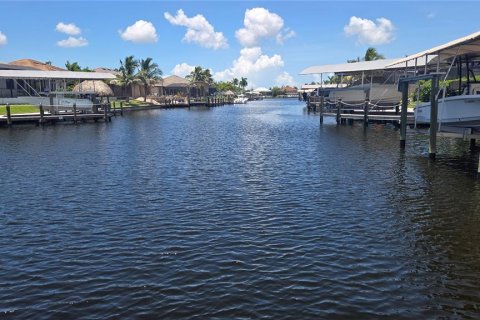 Terreno en venta en Cape Coral, Florida № 2167837 - foto 7