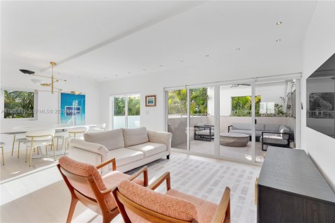 Condominio en alquiler en Miami Beach, Florida, 2 dormitorios, 127.93 m2 № 2043727 - foto 2