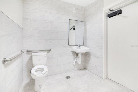Propiedad comercial en venta en Orlando, Florida, 102.01 m2 № 2105657 - foto 20
