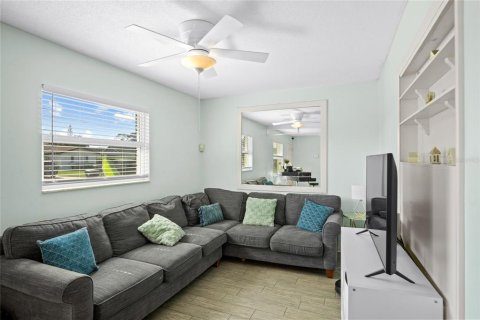 House in Orlando, Florida 3 bedrooms, 112.6 sq.m. № 2207427 - photo 6