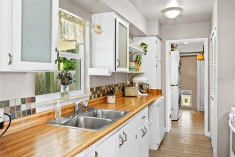 House in Orlando, Florida 3 bedrooms, 112.6 sq.m. № 2207427 - photo 10