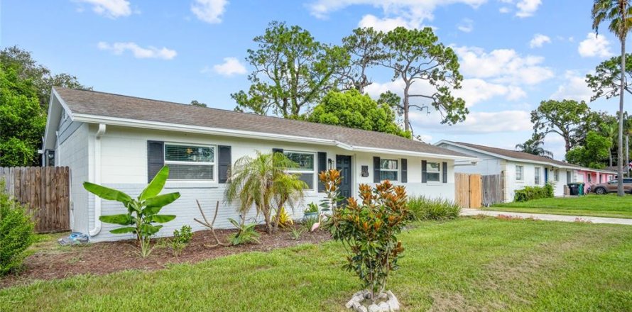 House in Orlando, Florida 3 bedrooms, 112.6 sq.m. № 2207427