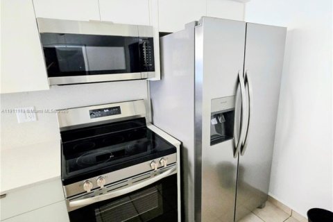 Touwnhouse à louer à Miami, Floride: 3 chambres, 176.51 m2 № 1967052 - photo 15