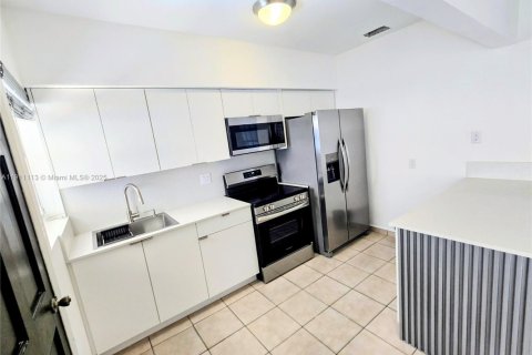Touwnhouse à louer à Miami, Floride: 3 chambres, 176.51 m2 № 1967052 - photo 16