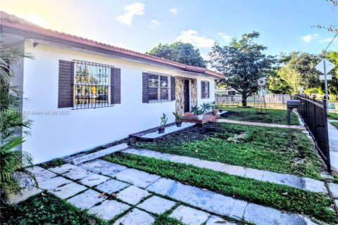 Touwnhouse à louer à Miami, Floride: 3 chambres, 176.51 m2 № 1967052 - photo 2