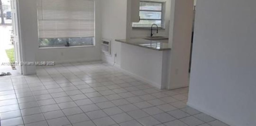 Condominio en Lauderdale Lakes, Florida, 1 dormitorio  № 1979848