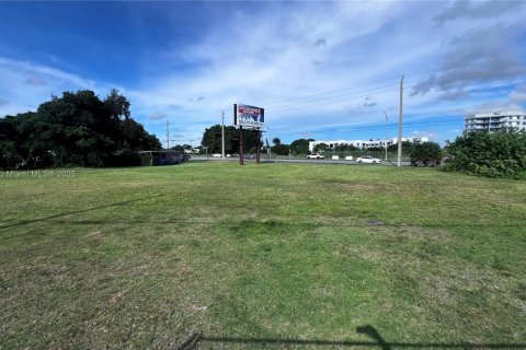 Terreno en venta en Miami, Florida № 1943024 - foto 13