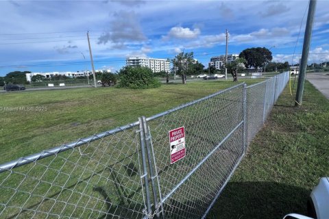 Terreno en venta en Miami, Florida № 1943024 - foto 11