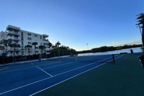 Condo in North Miami Beach, Florida, 2 bedrooms  № 2030690 - photo 15