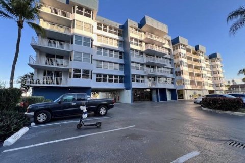 Condo in North Miami Beach, Florida, 2 bedrooms  № 2030690 - photo 10