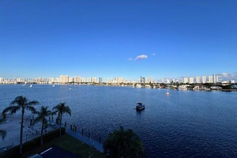 Condo in North Miami Beach, Florida, 2 bedrooms № 2030690