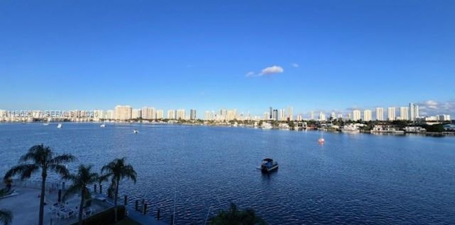Condo in North Miami Beach, Florida, 2 bedrooms  № 2030690