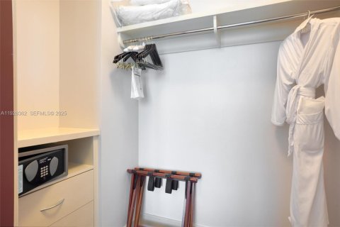 Купить кондоминиум в Бэл-Харбор, Флорида 1 спальня, 106.56м2, № 1986805 - фото 19