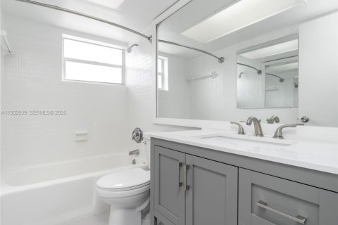 Снять в аренду квартиру в Форт-Лодердейл, Флорида 3 спальни, 1909.33м2, № 1990772 - фото 17