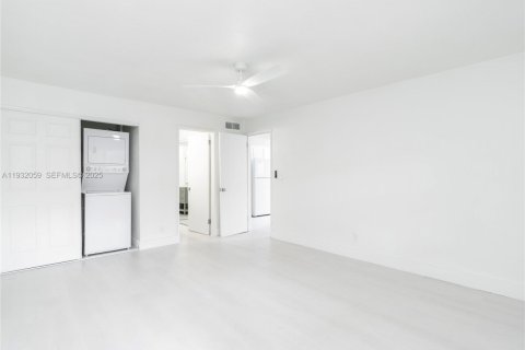 Снять в аренду квартиру в Форт-Лодердейл, Флорида 3 спальни, 1909.33м2, № 1990772 - фото 11