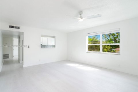 Снять в аренду квартиру в Форт-Лодердейл, Флорида 3 спальни, 1909.33м2, № 1990772 - фото 4