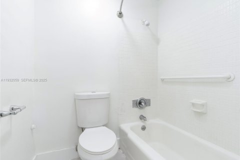 Снять в аренду квартиру в Форт-Лодердейл, Флорида 3 спальни, 1909.33м2, № 1990772 - фото 14