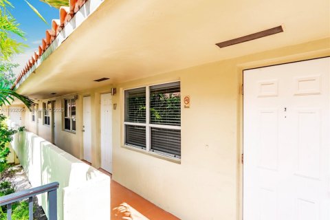 Снять в аренду квартиру в Форт-Лодердейл, Флорида 3 спальни, 1909.33м2, № 1990772 - фото 3