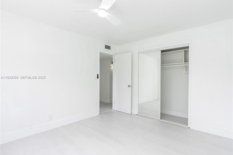 Снять в аренду квартиру в Форт-Лодердейл, Флорида 3 спальни, 1909.33м2, № 1990772 - фото 16