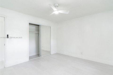 Снять в аренду квартиру в Форт-Лодердейл, Флорида 3 спальни, 1909.33м2, № 1990772 - фото 19