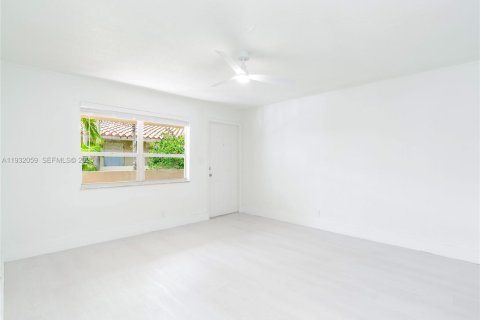 Снять в аренду квартиру в Форт-Лодердейл, Флорида 3 спальни, 1909.33м2, № 1990772 - фото 10