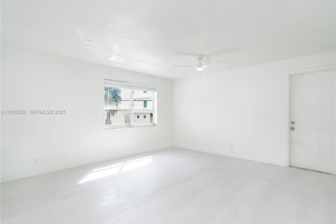 Снять в аренду квартиру в Форт-Лодердейл, Флорида 3 спальни, 1909.33м2, № 1990772 - фото 5