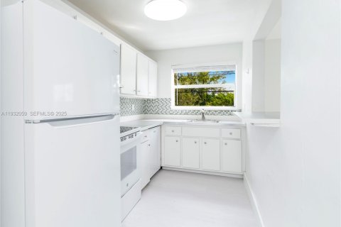 Снять в аренду квартиру в Форт-Лодердейл, Флорида 3 спальни, 1909.33м2, № 1990772 - фото 8