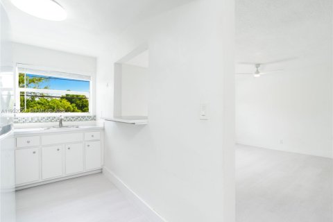 Снять в аренду квартиру в Форт-Лодердейл, Флорида 3 спальни, 1909.33м2, № 1990772 - фото 7