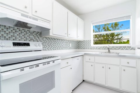 Снять в аренду квартиру в Форт-Лодердейл, Флорида 3 спальни, 1909.33м2, № 1990772 - фото 9
