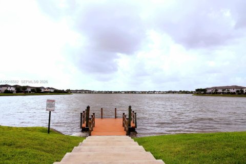 Townhouse in Miami Lakes, Florida 4 bedrooms, 177.26 sq.m. № 2188762 - photo 15