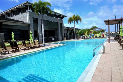 Townhouse in Miami Lakes, Florida 4 bedrooms, 177.26 sq.m. № 2188762 - photo 19