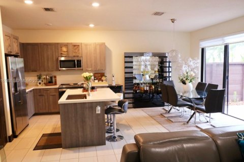 Townhouse in Miami Lakes, Florida 4 bedrooms, 177.26 sq.m. № 2188762 - photo 2